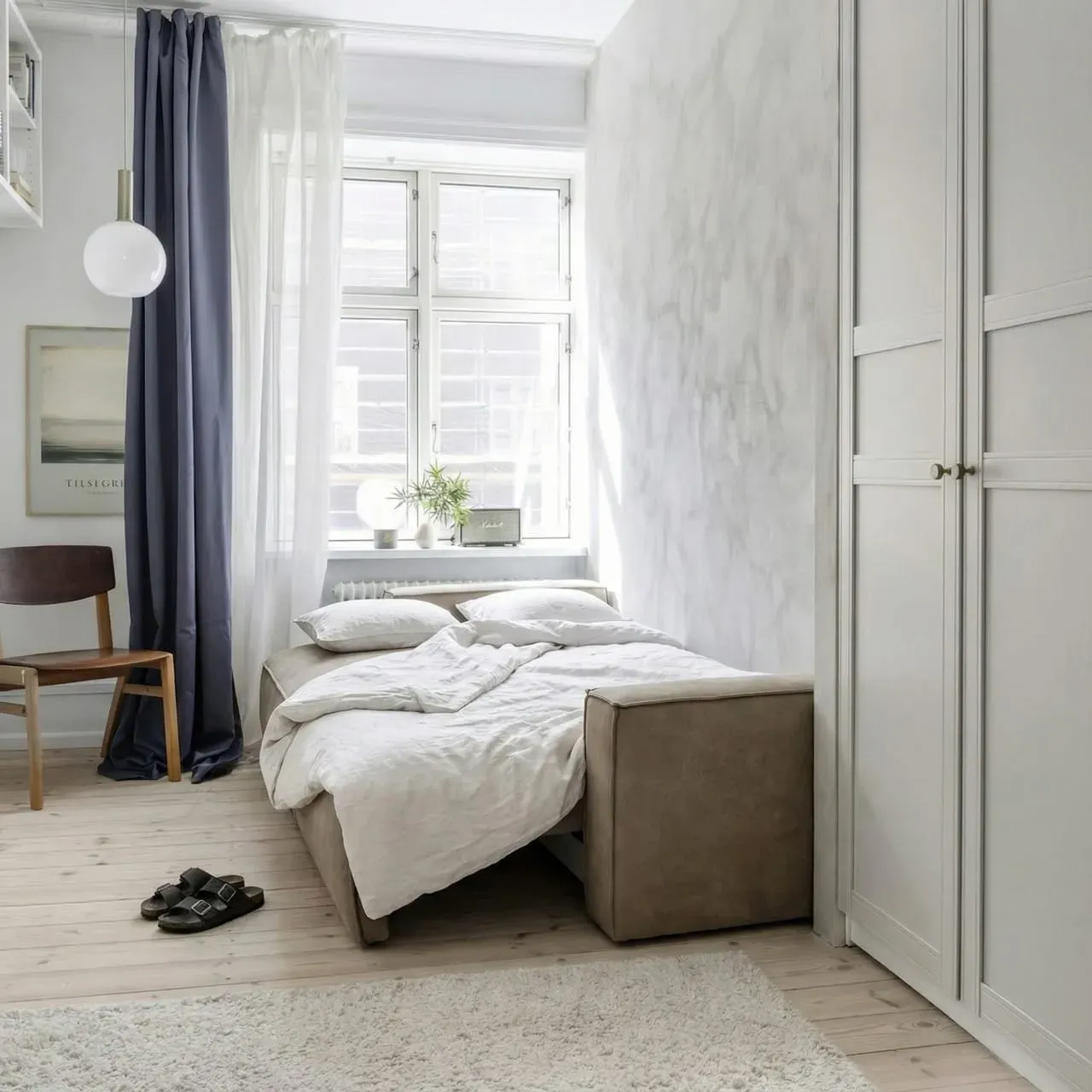 Sovesofa der ligner en designsofa i en moderne indretning