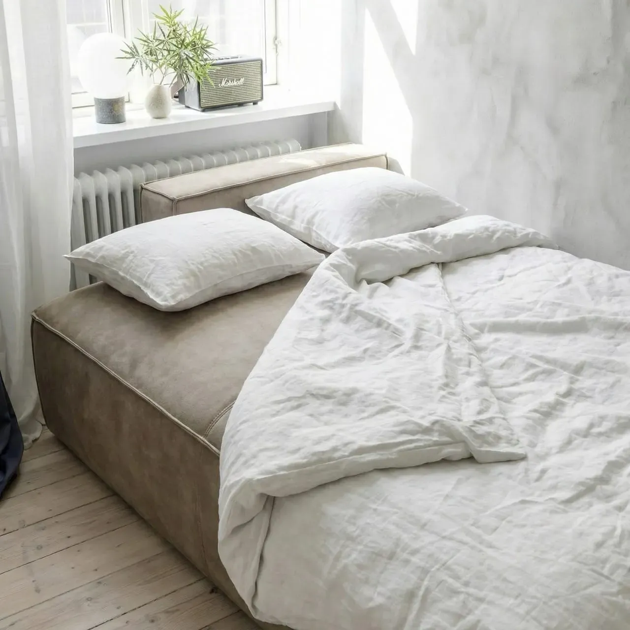 Nærbillede af sofaben og stofkvalitet på en designsovesofa
