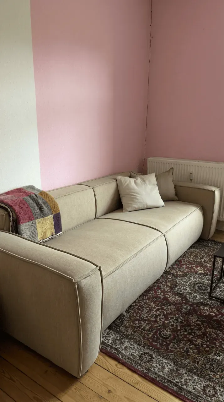 DANDY sovesofa med lavt nordisk formsprog i en lys stue
