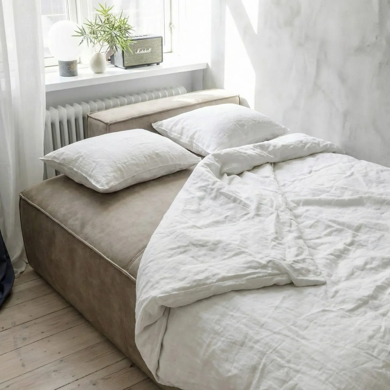 Nærbillede af sofaben og stofkvalitet på en designsovesofa